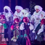 5 Actors putting mugs on other actors head